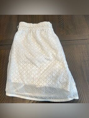 Lululemon find your flock white shorts women 6